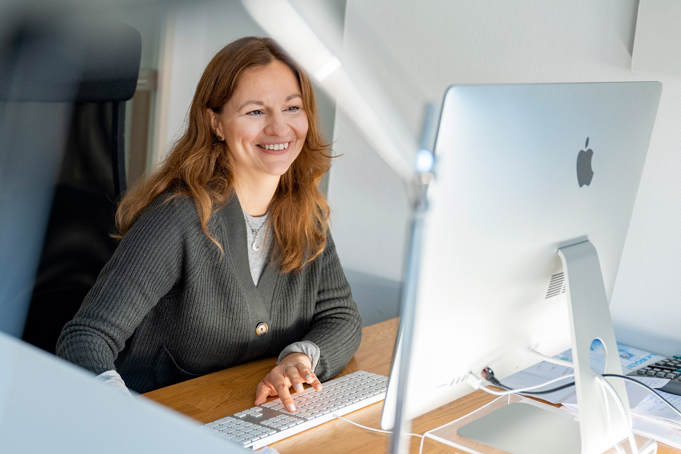 Mitarbeiterin der Werbeagentur vor dem rechner Mitarbeiterin von werbeagentur marketing vor einem Rechner